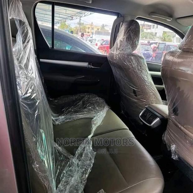 Pre-Owned 2015 Toyota Hilux in Silver - Quality Pickup