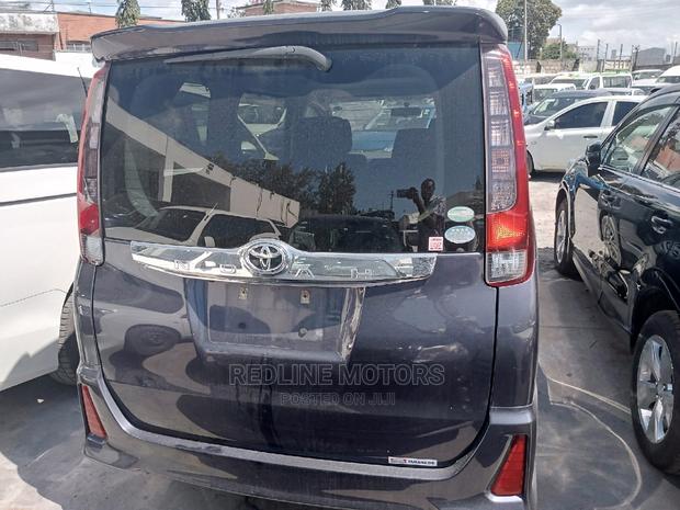 2016 Toyota Noah Gray: Perfect Minivan for Daily Commute