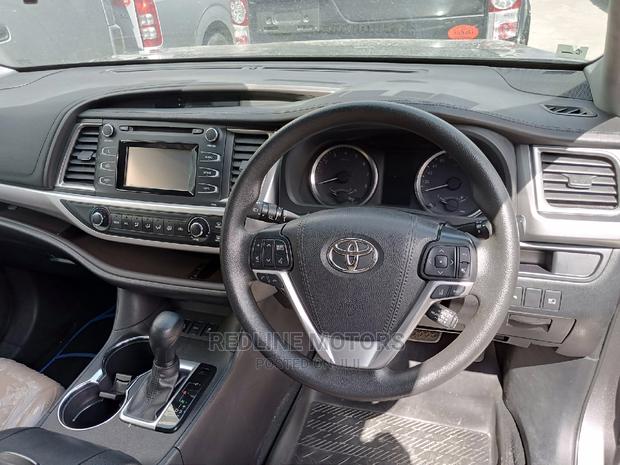 Spacious 3-Row 2018 Toyota Kluger in Gray: Ideal for Large Families