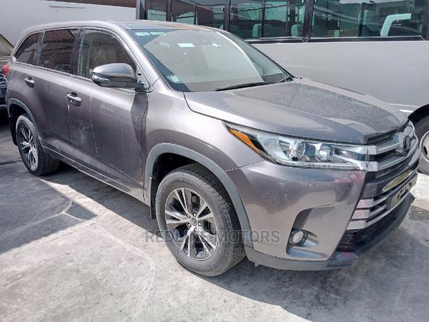 Spacious 3-Row 2018 Toyota Kluger in Gray: Ideal for Large Families