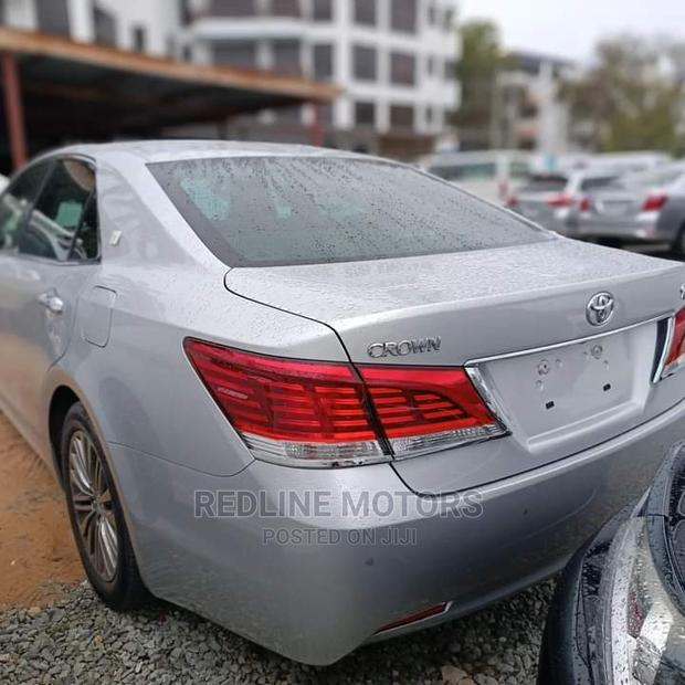 2016 Toyota Crown Silver - Comfortable Sedan
