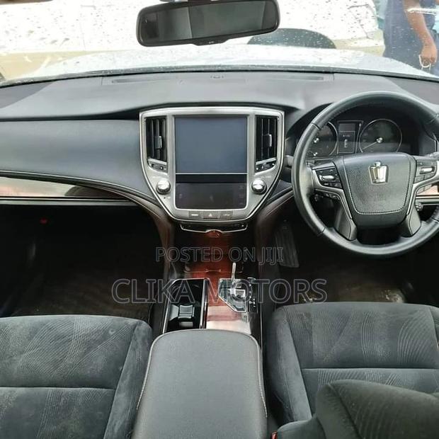 2016 Toyota Crown Silver - Comfortable Sedan