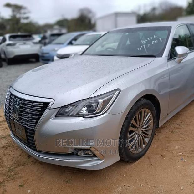2016 Toyota Crown Silver - Comfortable Sedan