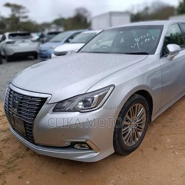 2016 Toyota Crown Silver - Comfortable Sedan
