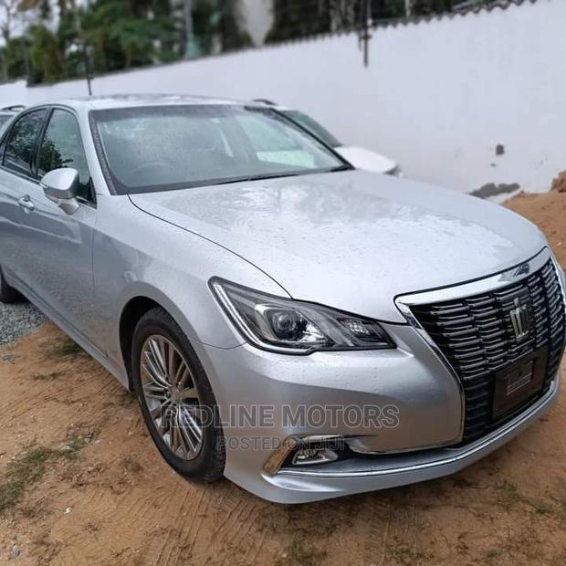 2016 Toyota Crown Silver - Comfortable Sedan