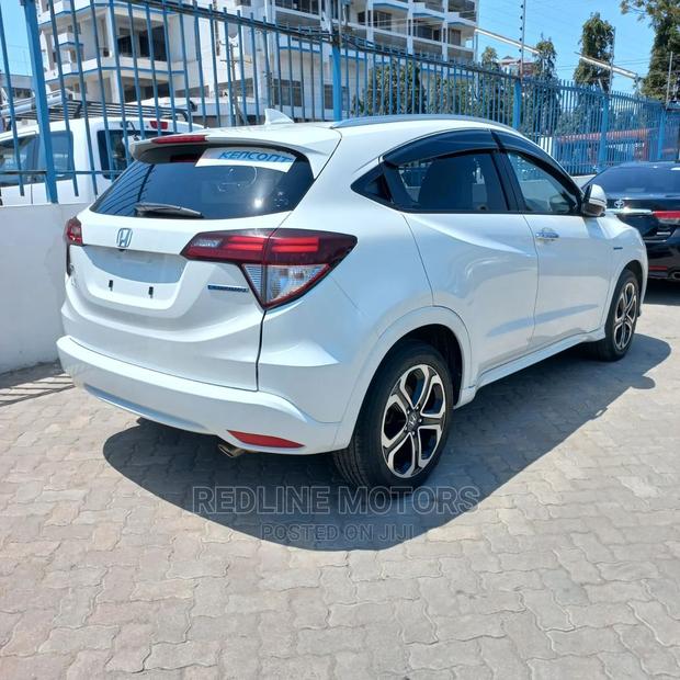 2016 Honda Vezel 1.5 Hybrid 4WD - Efficient and Powerful Crossover