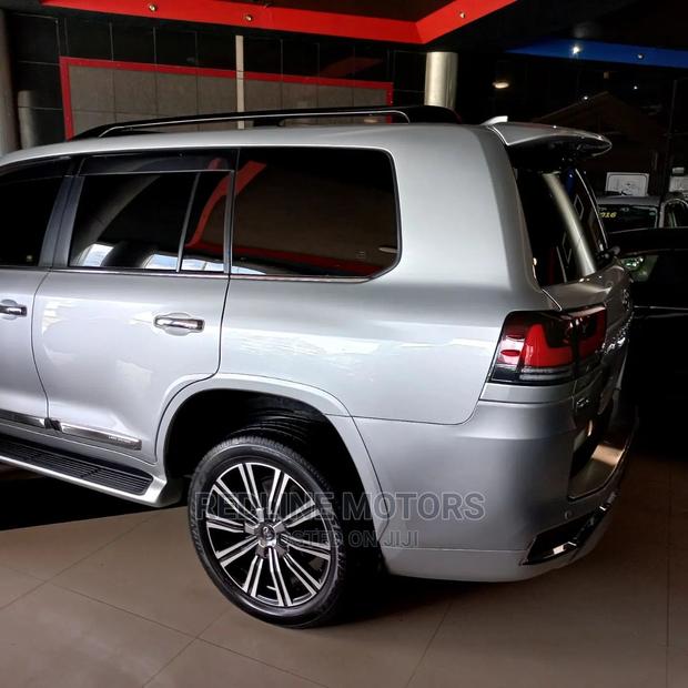 2016 Toyota Land Cruiser Prado Luxury Silver - Perfect for Off-Road Expeditions