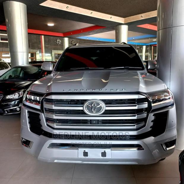 2016 Toyota Land Cruiser Prado Luxury Silver - Perfect for Off-Road Expeditions