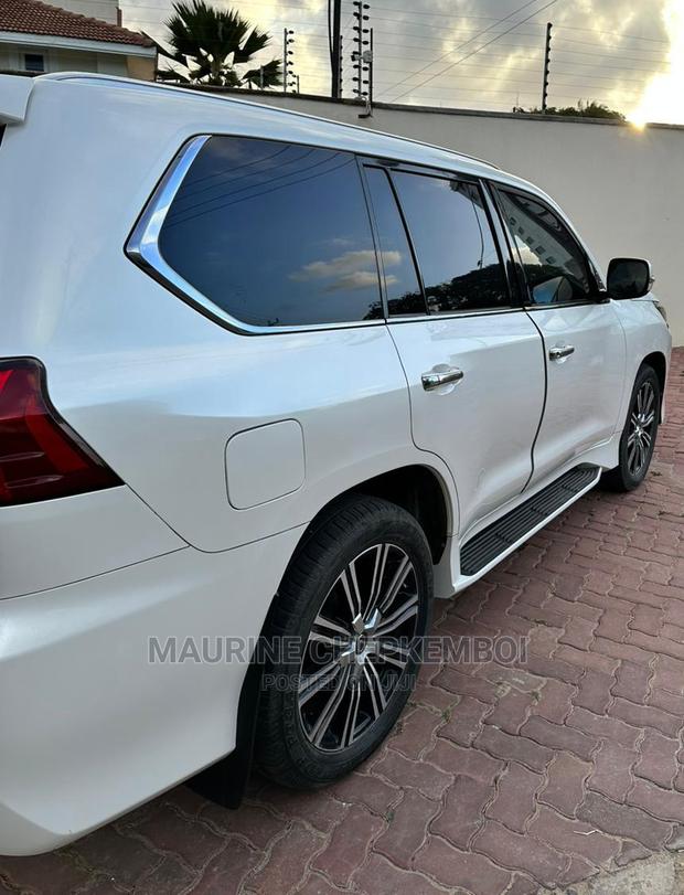 Lexus LX 570 AWD 2018 White