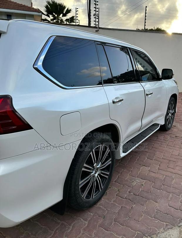 Lexus LX 570 AWD 2018 White