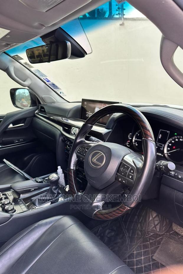 Lexus LX 570 AWD 2018 White