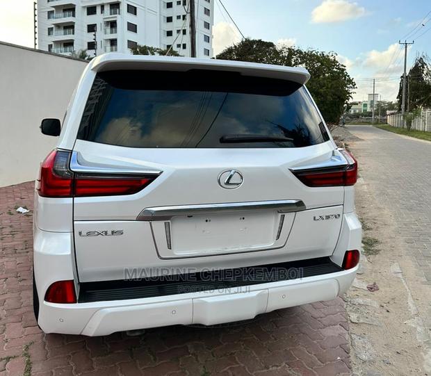 Lexus LX 570 AWD 2018 White