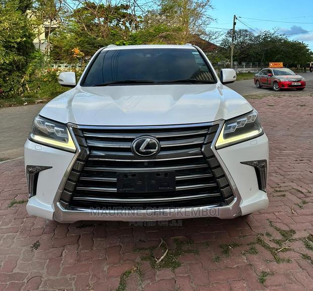 Lexus LX 570 AWD 2018 White