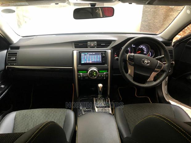 Luxurious Off-White 2015 Toyota Mark X Sedan