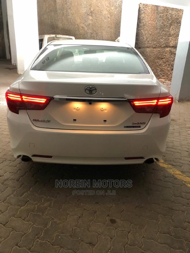 Luxurious Off-White 2015 Toyota Mark X Sedan
