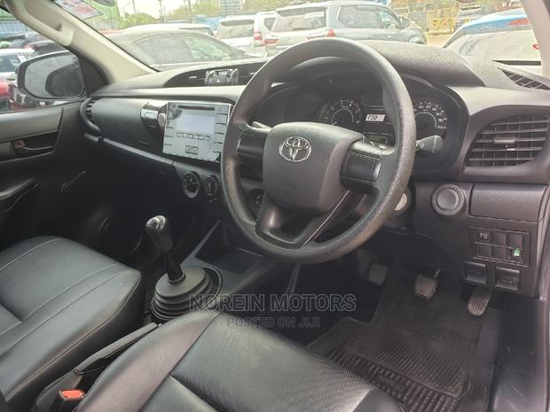 2015 Toyota Hilux White: Durable and Stylish Pickup Truck