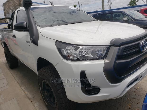 2015 Toyota Hilux White: Durable and Stylish Pickup Truck