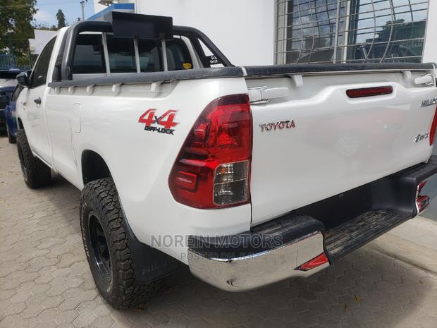 2015 Toyota Hilux White: Durable and Stylish Pickup Truck