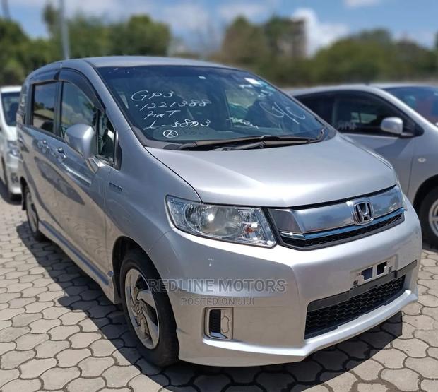 Honda Freed 2016 Silver: Spacious and Comfortable