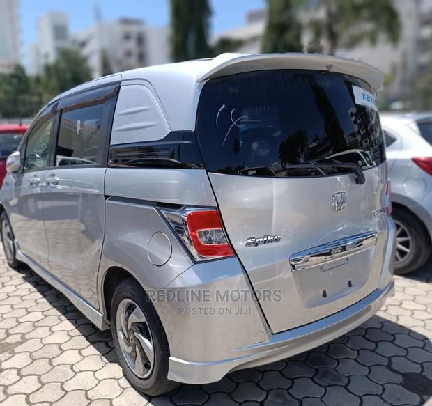 Honda Freed 2016 Silver: Spacious and Comfortable