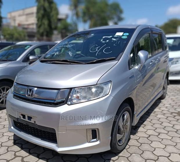 Honda Freed 2016 Silver: Spacious and Comfortable