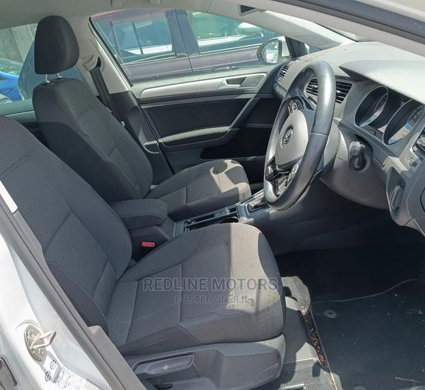 Volkswagen Golf 2016 Pearl: Premium Compact Car with Power & Style