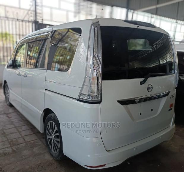 White Nissan Serena 2016 - High-end Edition