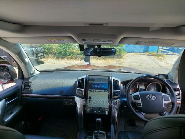 2016 Red Toyota Land Cruiser: Luxury Off-Roading