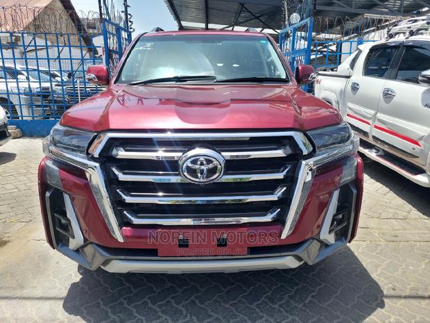 2016 Red Toyota Land Cruiser: Luxury Off-Roading