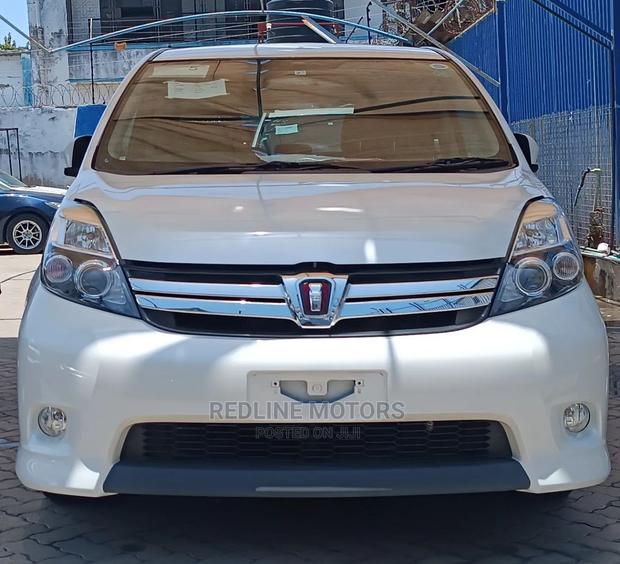 2016 Toyota ISIS Pearl: Pre-owned Sedan, Mint Condition