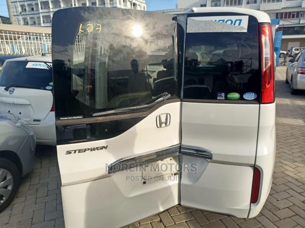 Honda Stepwgn 2015 Beige: Pre-Owned 4WD Vehicle for Sale