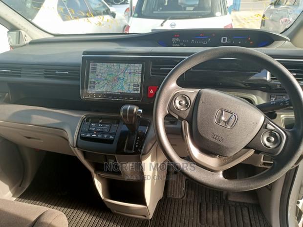 Honda Stepwgn 2015 Beige: Pre-Owned 4WD Vehicle for Sale