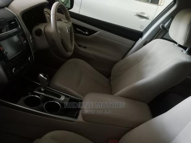 Gray Nissan Teana 2016: Luxury Sedan at Your Doorstep