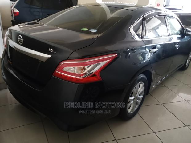 Gray Nissan Teana 2016: Luxury Sedan at Your Doorstep