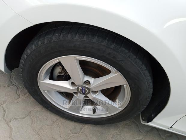 Volvo V40 Pearl 2016 - High-End Compact Sedan For Purchase