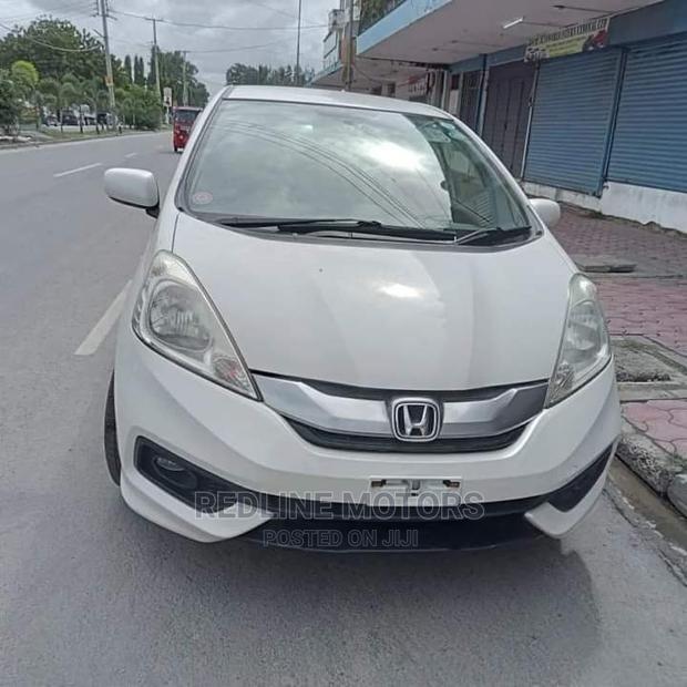 Honda Fit Shuttle 2016 1.5 G 2WD Pearl - A practical and stylish choice for your family