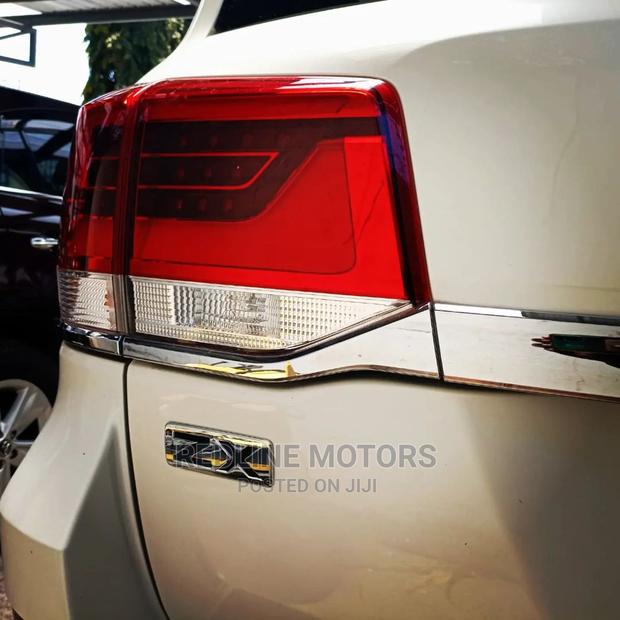 White Luxury SUV 2017 Toyota Land Cruiser 4.6 V
