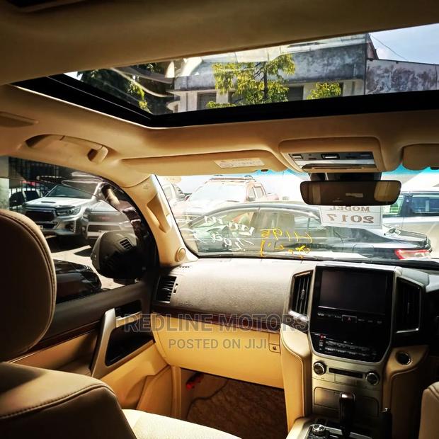 White Luxury SUV 2017 Toyota Land Cruiser 4.6 V