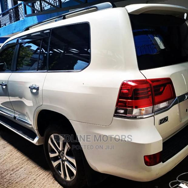 White Luxury SUV 2017 Toyota Land Cruiser 4.6 V