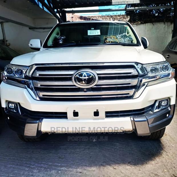 White Luxury SUV 2017 Toyota Land Cruiser 4.6 V