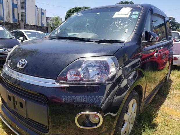 Black 2015 Toyota Porte: Modern Compact SUV for Everyday Use