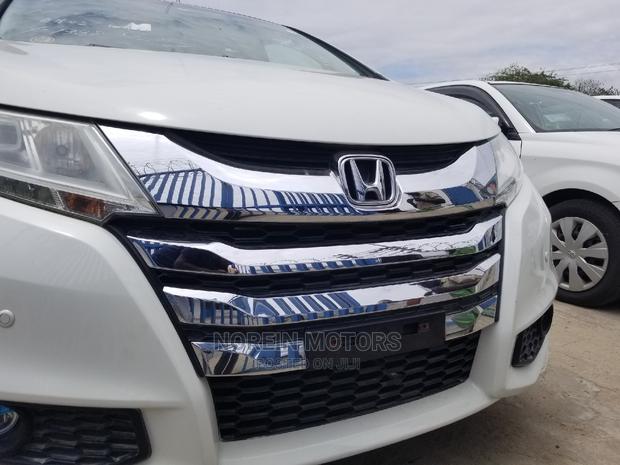 Honda Odyssey 2014 2.4L 2WD Absolute - Classic White: Affordable, Reliable, and Comfortable