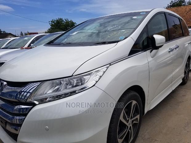 Honda Odyssey 2014 2.4L 2WD Absolute - Classic White: Affordable, Reliable, and Comfortable