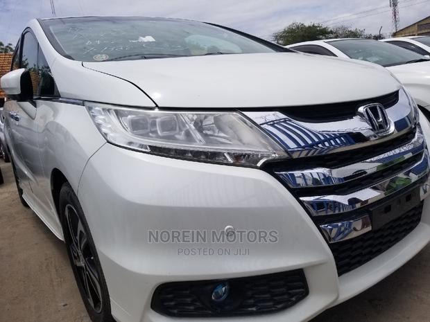 Honda Odyssey 2014 2.4L 2WD Absolute - Classic White: Affordable, Reliable, and Comfortable
