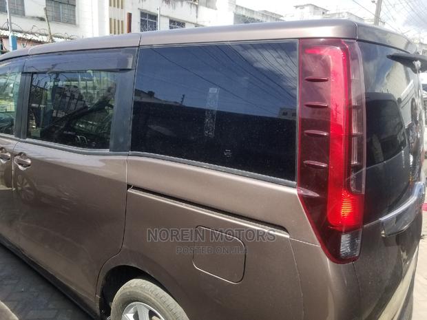 Toyota Noah 2.0 FWD (7 Seater) 2015 Brown - Pre-owned Excellence