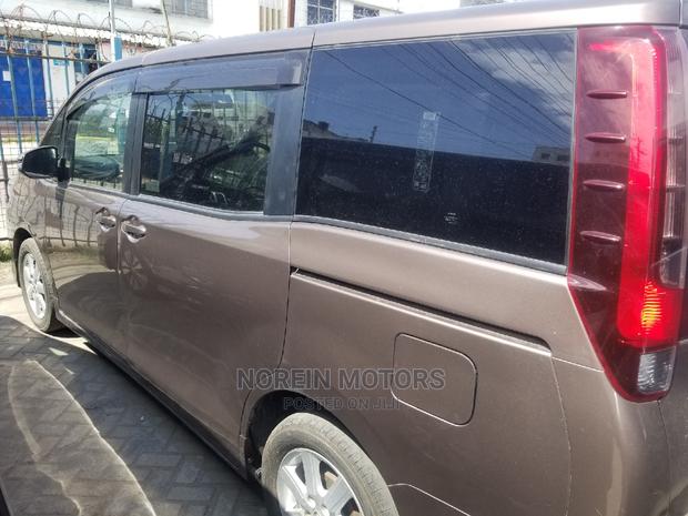 Toyota Noah 2.0 FWD (7 Seater) 2015 Brown - Pre-owned Excellence