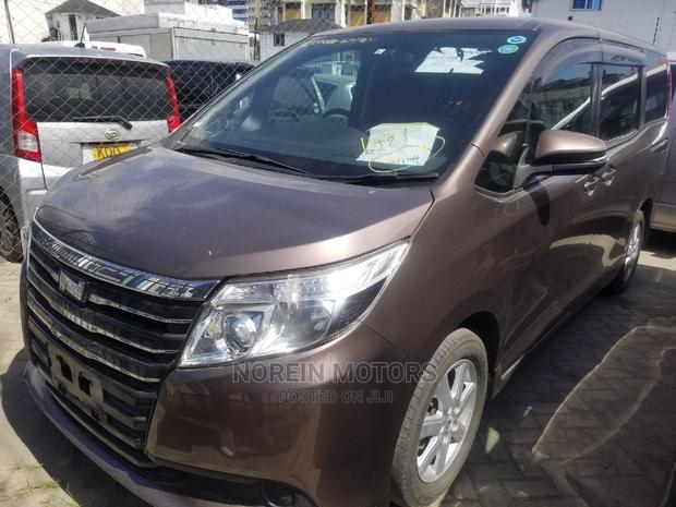 Toyota Noah 2.0 FWD (7 Seater) 2015 Brown - Pre-owned Excellence