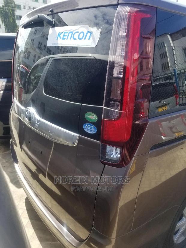 Toyota Noah 2.0 FWD (7 Seater) 2015 Brown - Pre-owned Excellence
