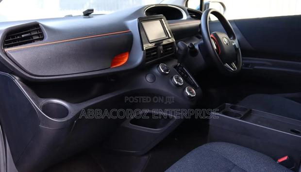 Toyota Sienta 2015 Blue