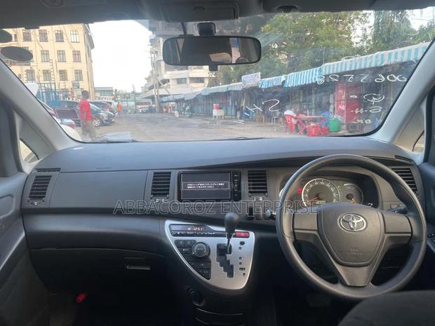 Toyota ISIS 1.8 Platana 2WD 2015 Red